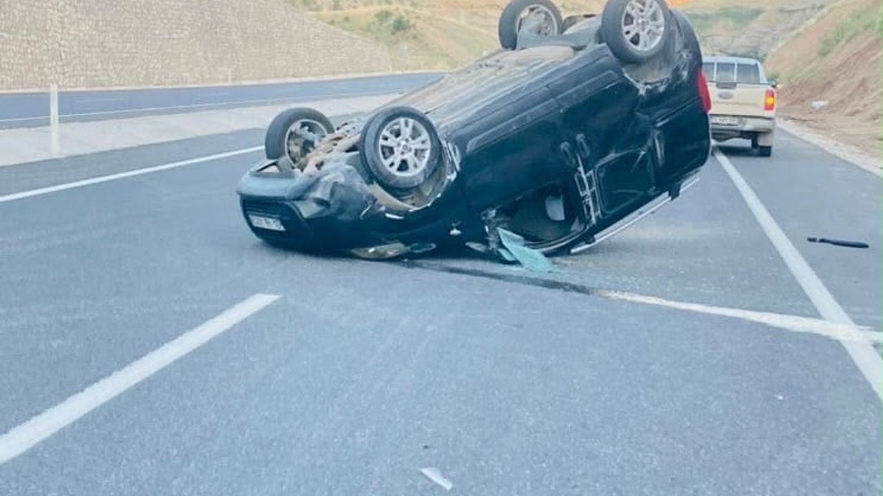 Adıyaman'da ticari araç takla attı: 2 yaralı