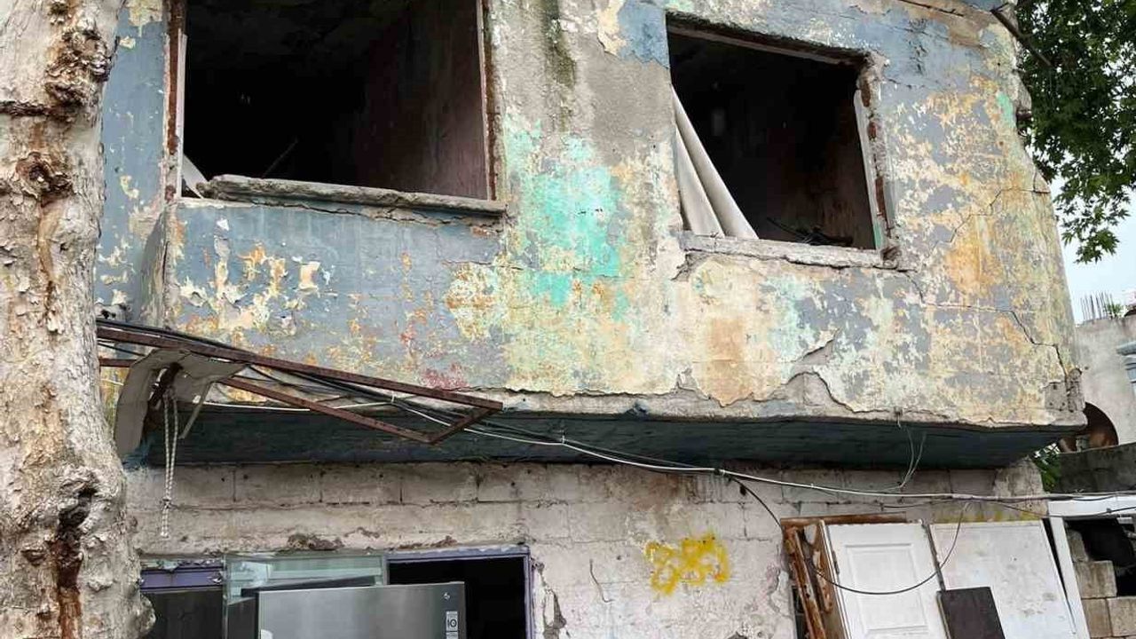 Adıyaman'da Ulucami Mahallesi'ndeki metruk bina tehlike saçıyor