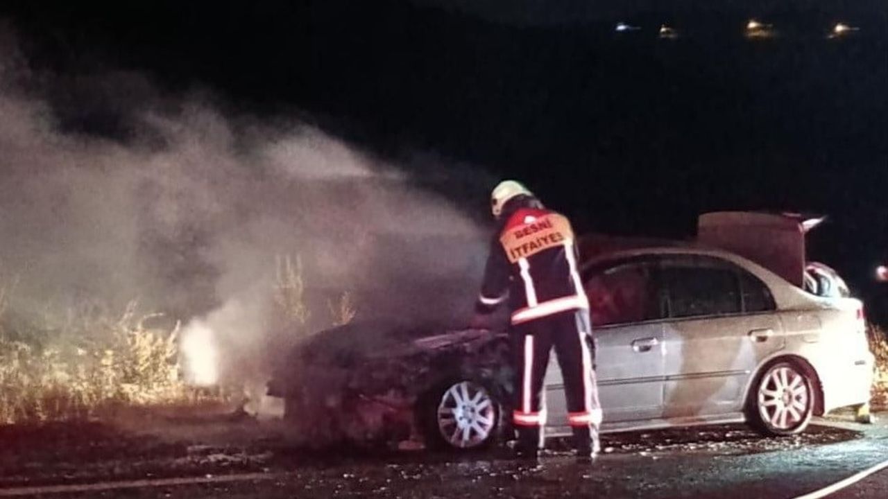 Adıyaman'ın Besni ilçesinde seyir halindeki otomobil yandı