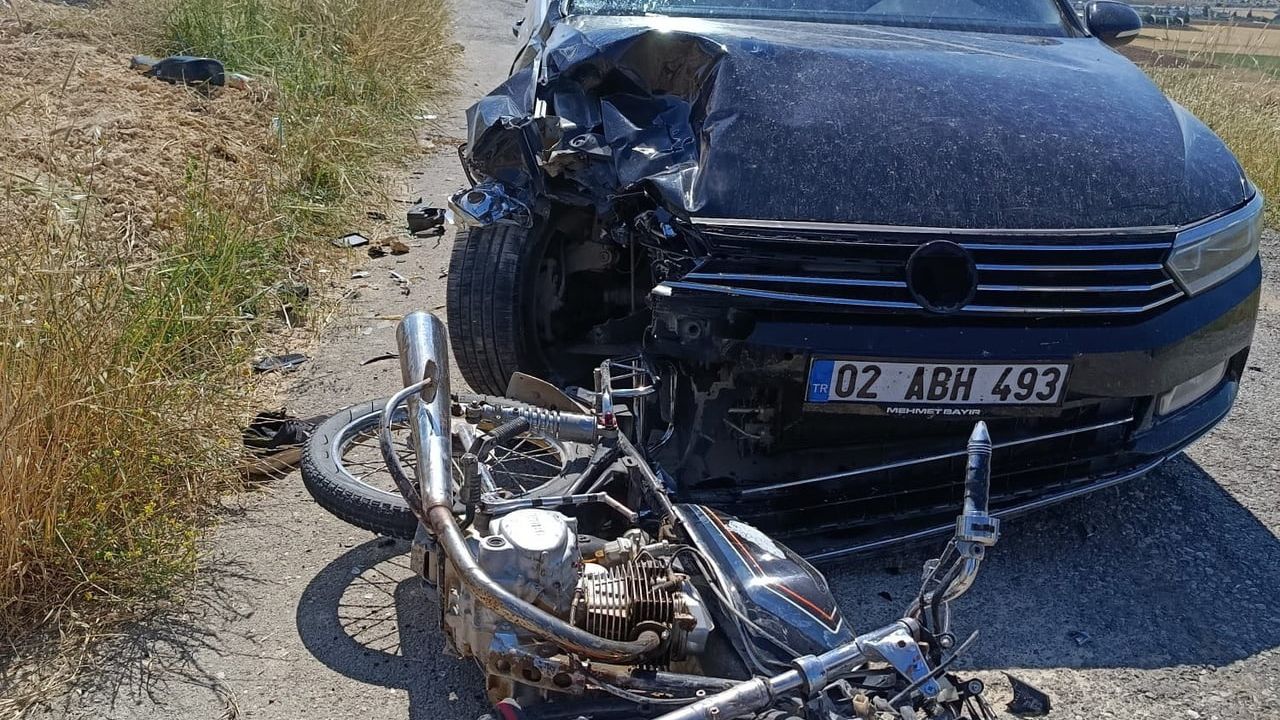 Adıyaman Kuyulu Köyü'nde otomobil ile motosiklet çarpıştı: 2 genç ağır yaralı
