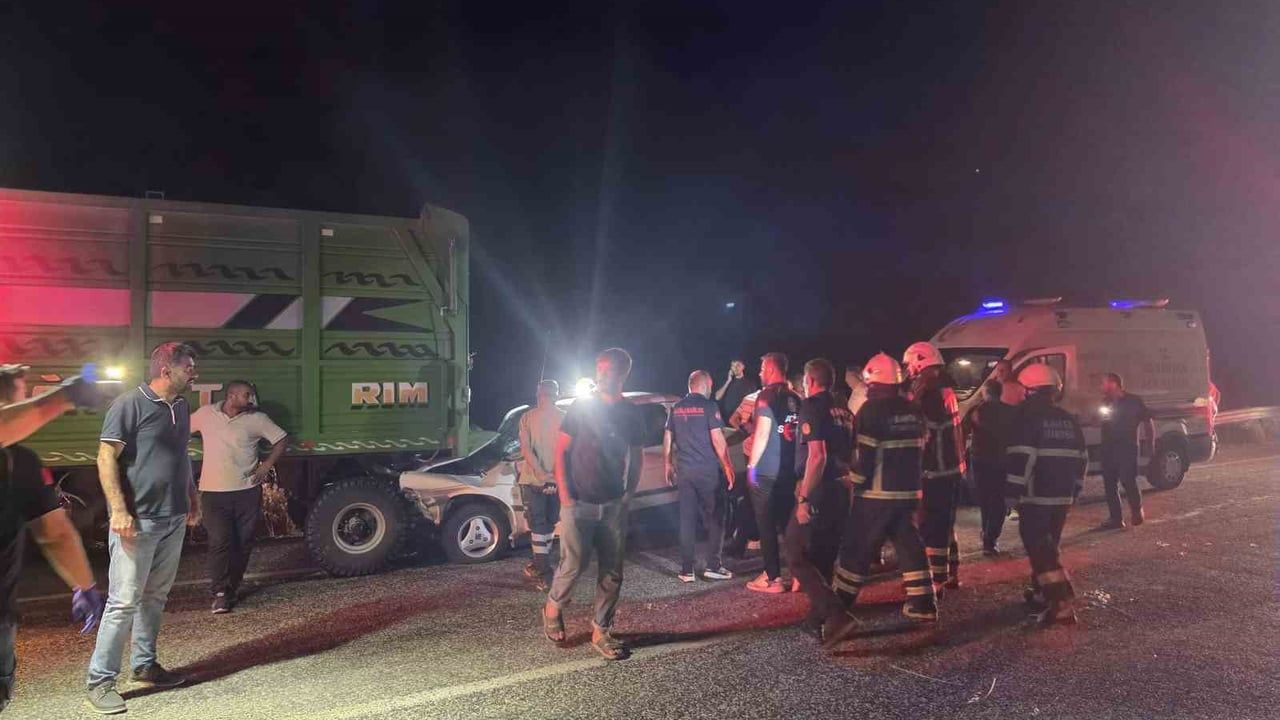 Adıyaman-Samsat yolunda otomobil ile traktör çarpıştı: 1 ölü, 1 ağır yaralı