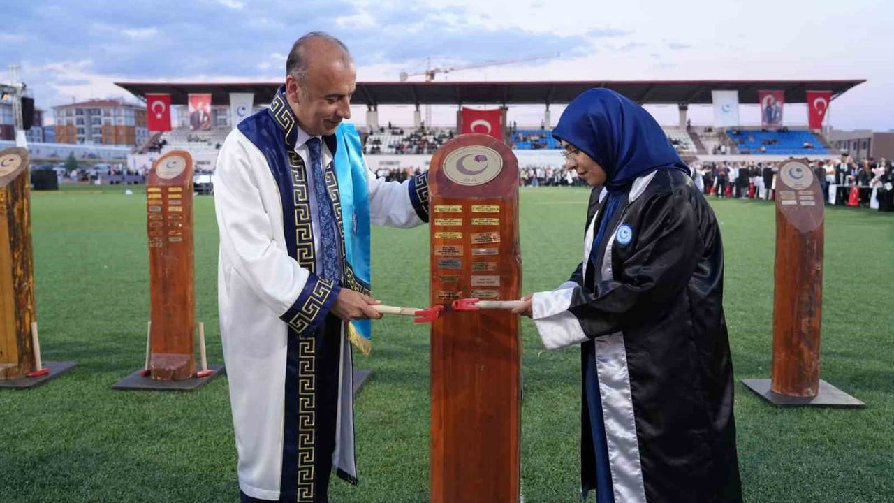 Adıyaman Üniversitesi 2025-2026 Mezuniyet Töreninde 3 bin 517 Öğrenci Diplomalarını Aldı