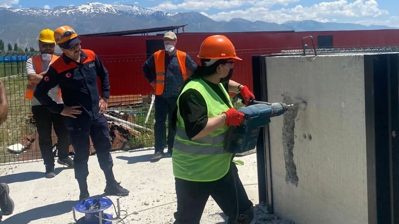 AFAD’dan gençlik ve spor personeline enkazda arama kurtarma eğitimi