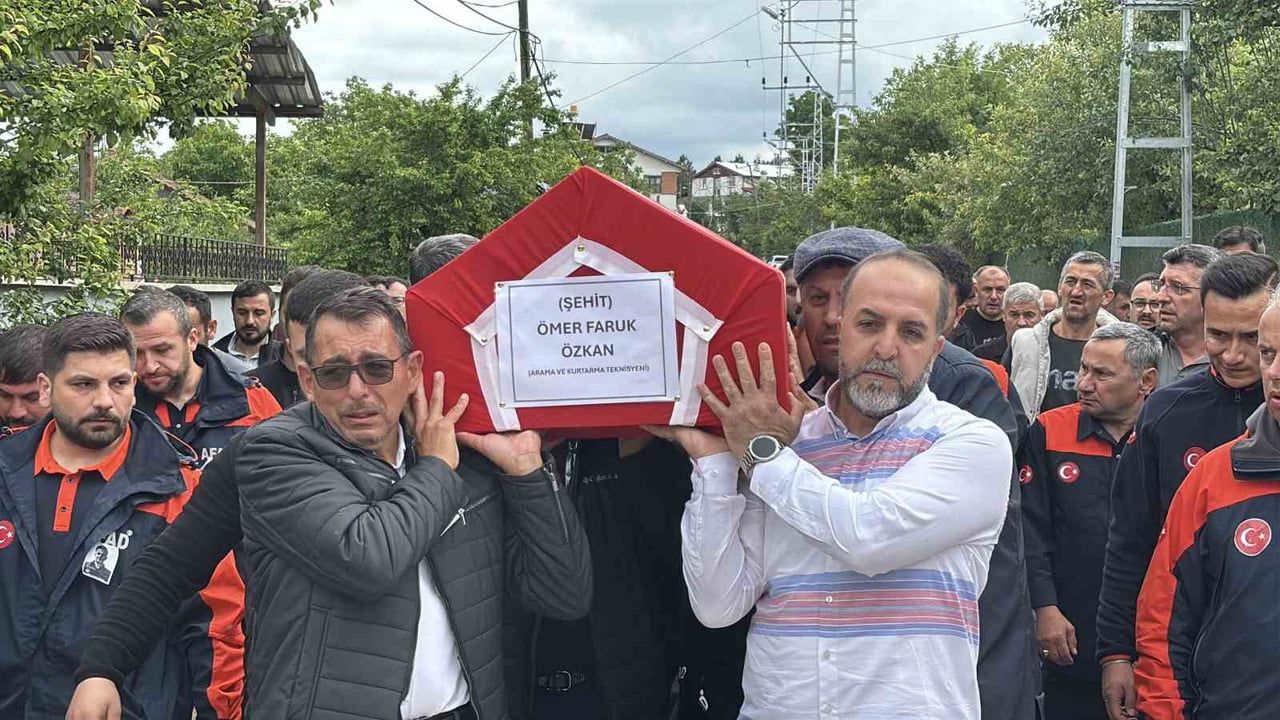 AFAD personeline veda: eşi tabutuna son kez sarıldı, babası namazını kıldırdı