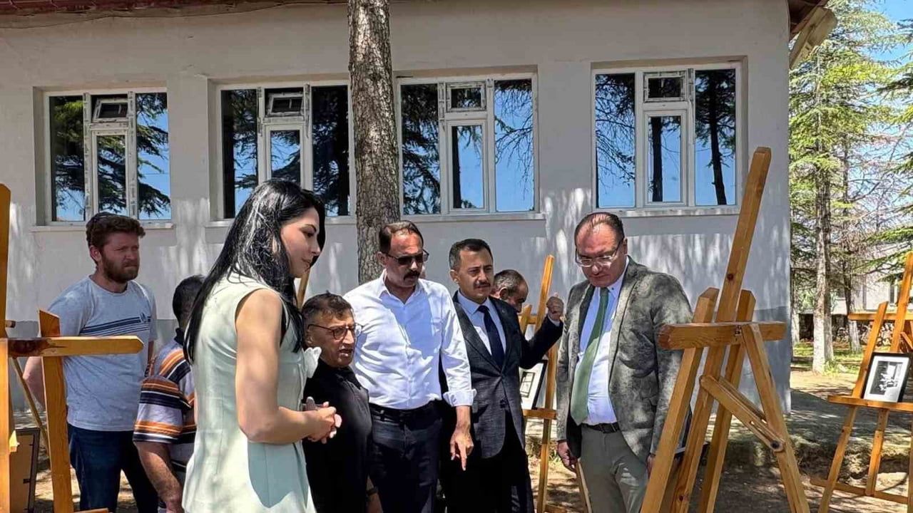Afyonkarahisar Bolvadin Alparslan Ortaokulu'nda resim sergisi ilgi gördü