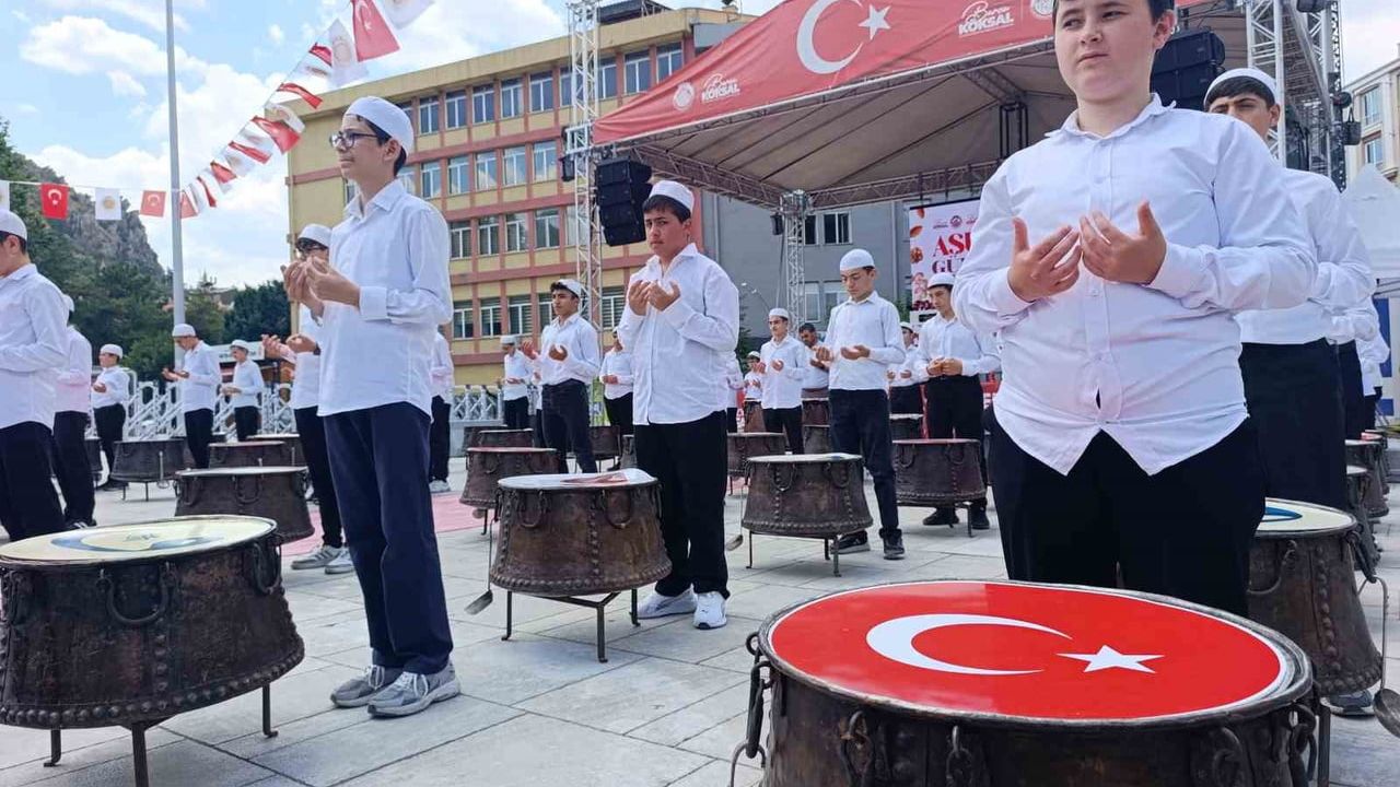 Afyonkarahisar'da 40 hatimle pişirilen yaklaşık 50 bin kap aşure dağıtıldı