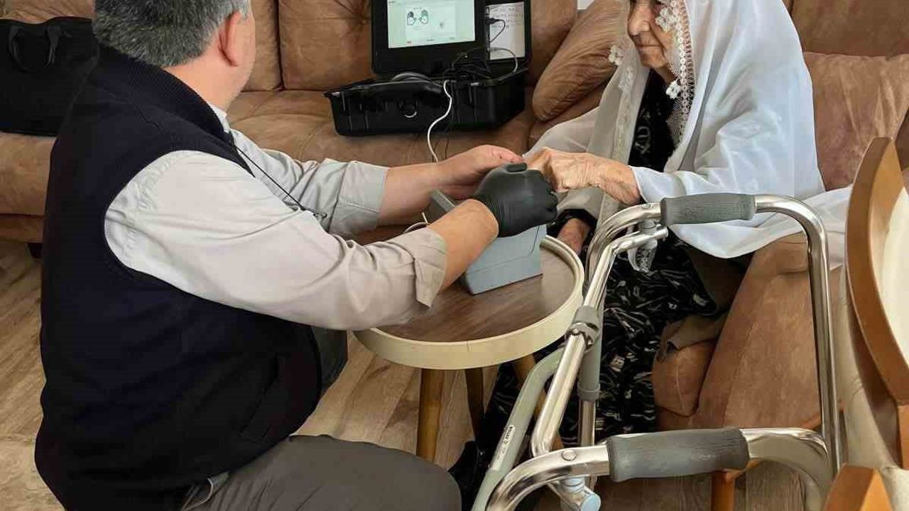 Afyonkarahisar'da 87 yaşındaki kadının kimlik kartı evinde yenilendi
