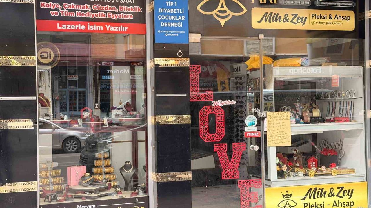 Afyonkarahisar'da cam silmekten yorulan esnafın eşinin notu gündem oldu