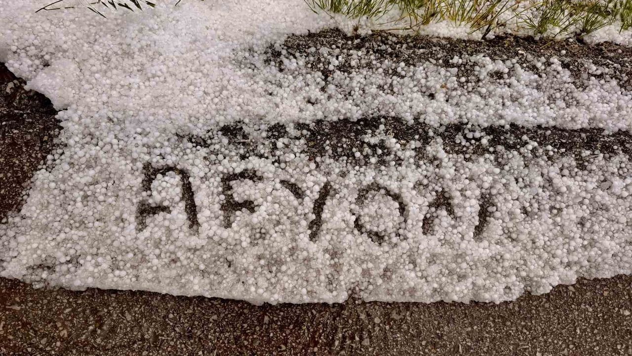 Afyonkarahisar'da ceviz büyüklüğünde dolu kara yolunu beyaza bürüdü
