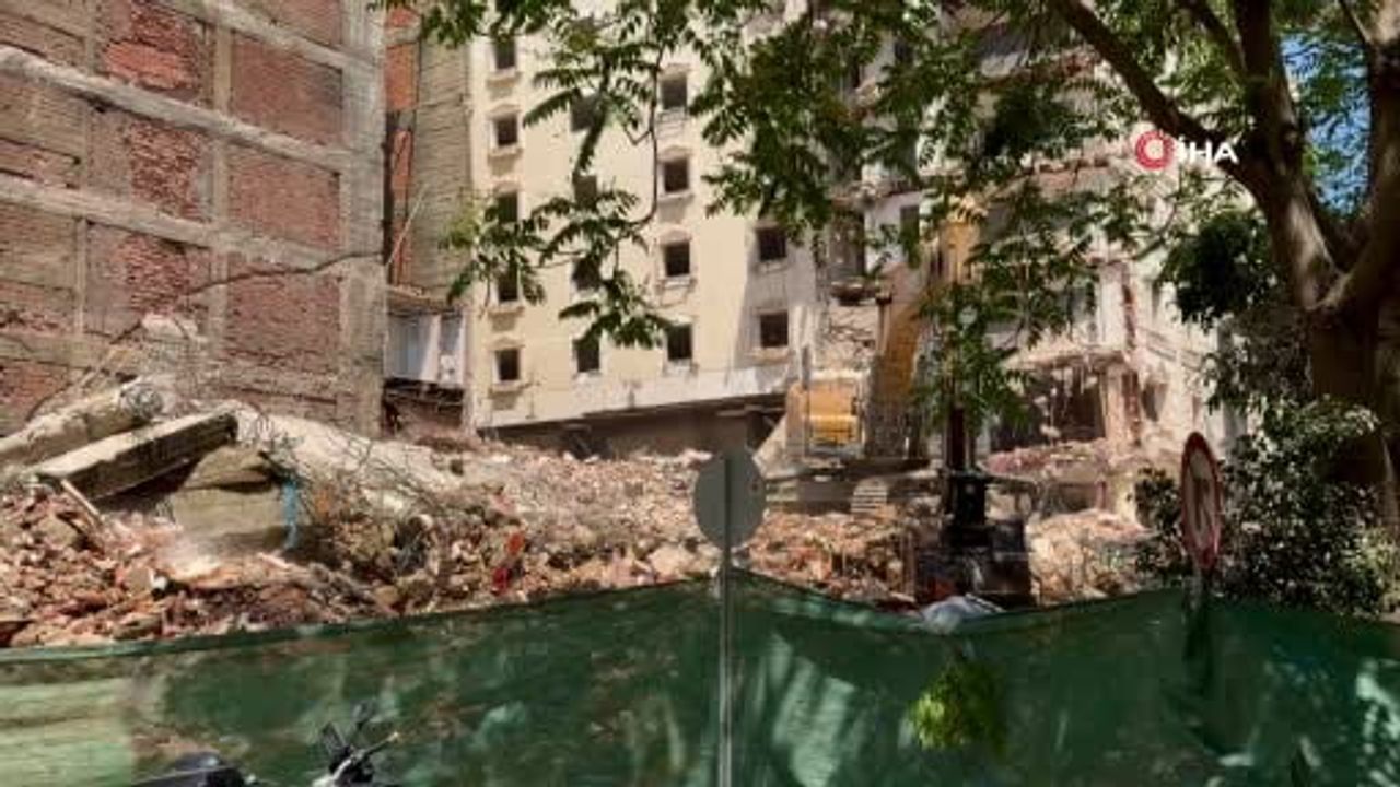 Afyonkarahisar'da eski otelin yıkımı sırasında iş yerleri kapatıldı