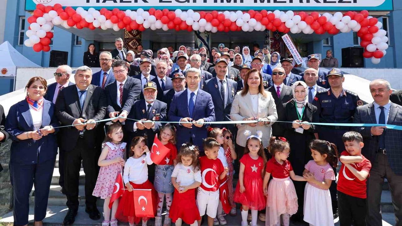 Afyonkarahisar'da 'Hayat Boyu Öğrenme' Kapsamında Halk Eğitim Merkezi Yıl Sonu Sergisi Açıldı