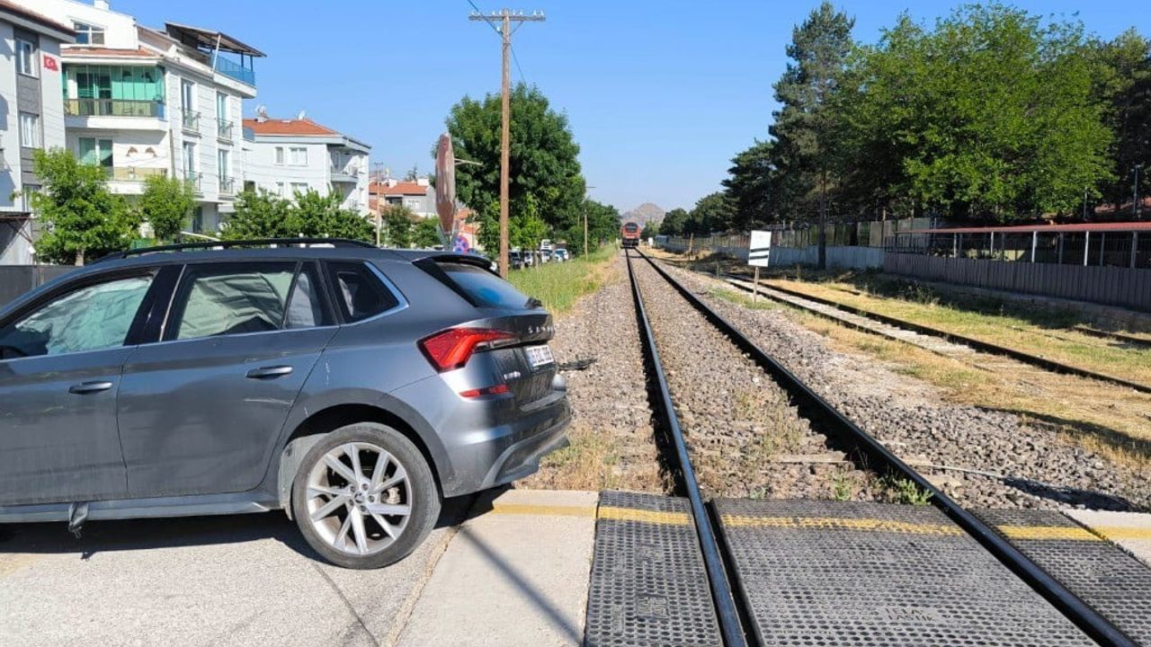 Afyonkarahisar'da hemzemin geçitte duraksayan otomobile tren çarptı