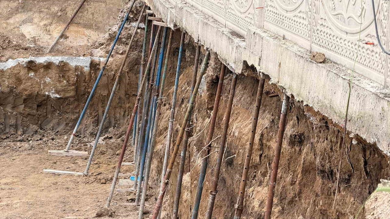 Afyonkarahisar'da iskele demirleriyle uygulanan istinat duvarı önlemi