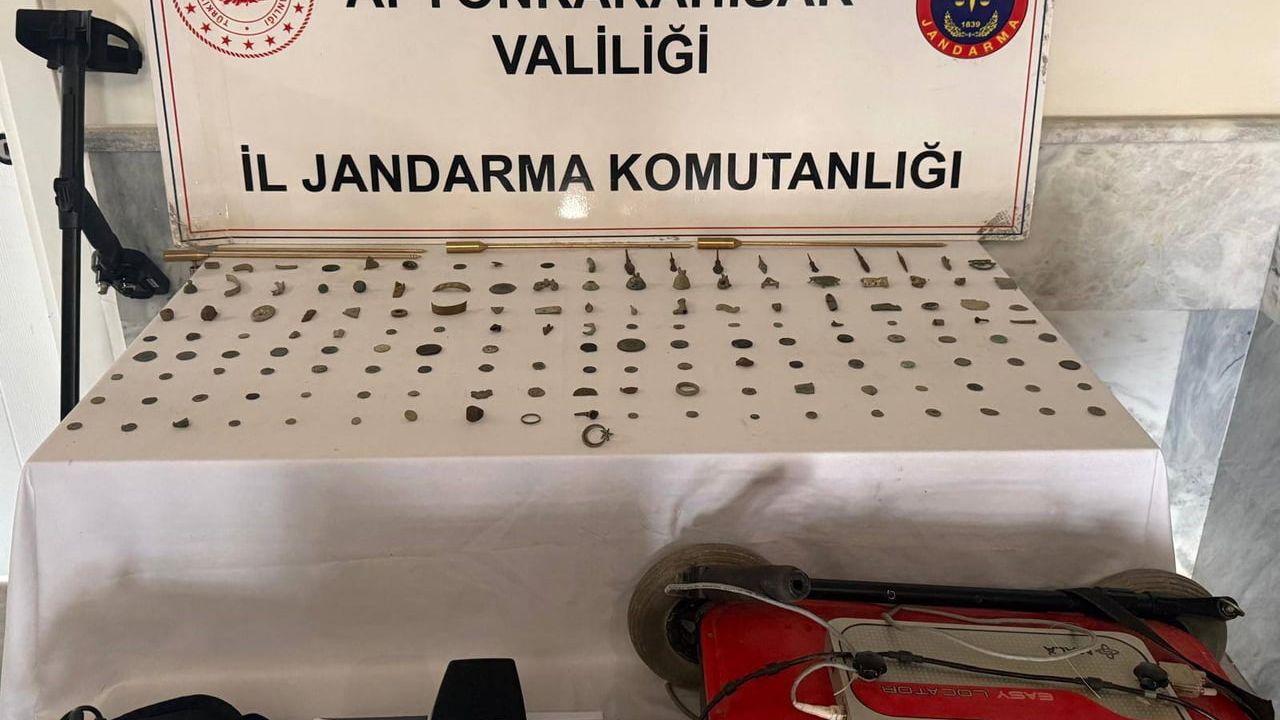 Afyonkarahisar'da jandarma 150 tarihi sikke ve obje ele geçirdi