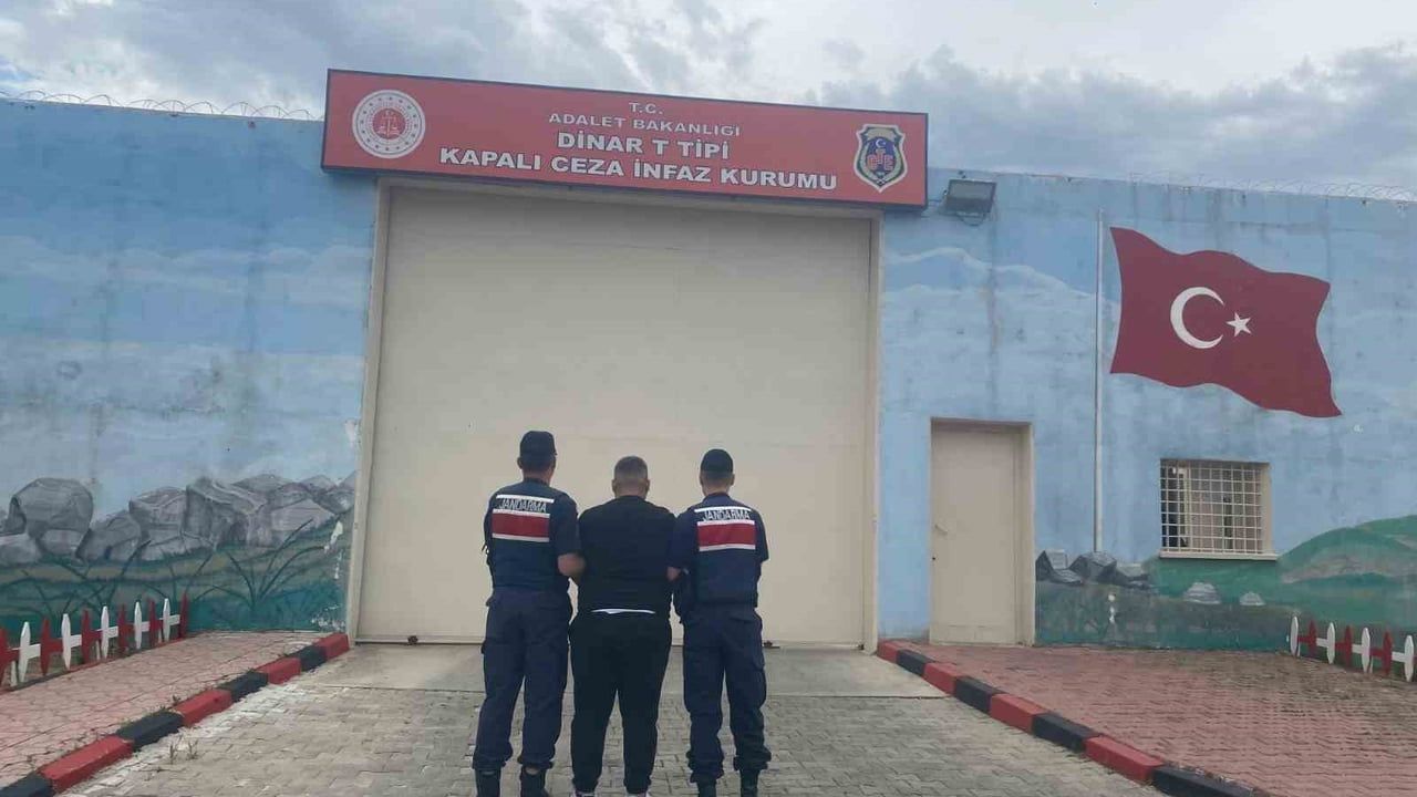 Afyonkarahisar'da jandarma çeşitli suçlardan aranan 48 kişiyi yakaladı