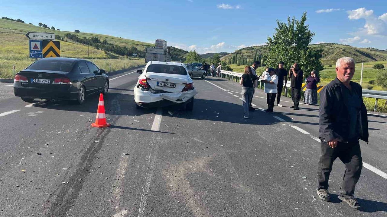 Afyonkarahisar'da Kutlu Kavşağı'nda trafik kazası: 2 yaralı