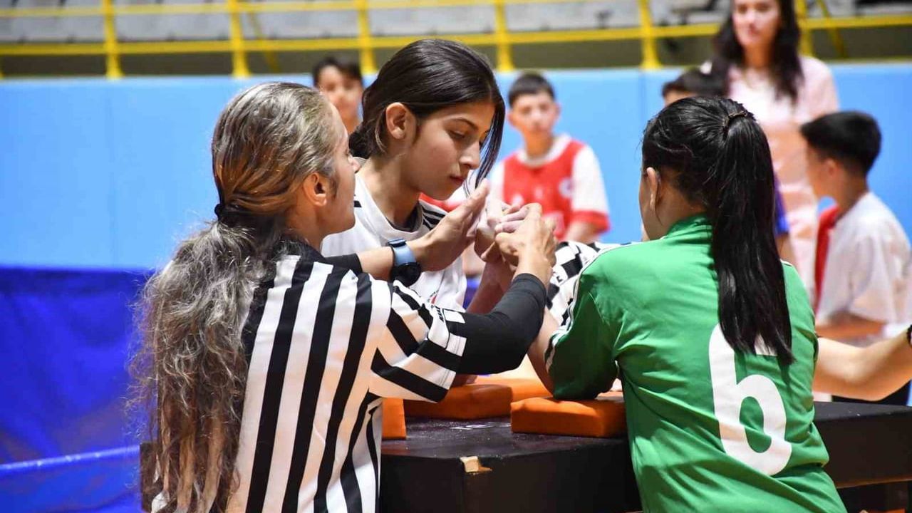 Afyonkarahisar'da Okul Sporları Bilek Güreşi Müsabakaları Kocatepe Spor Kompleksi'nde Sona Erdi