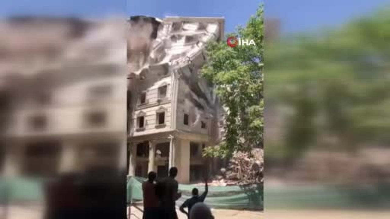 Afyonkarahisar'da otel yıkımında iş hanı duvarları çöktü
