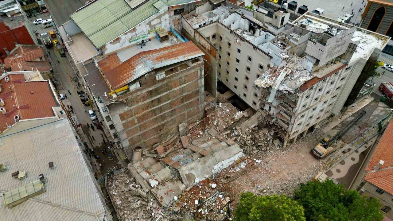 Afyonkarahisar'da otel yıkımında iş hanında duvarlar çöktü
