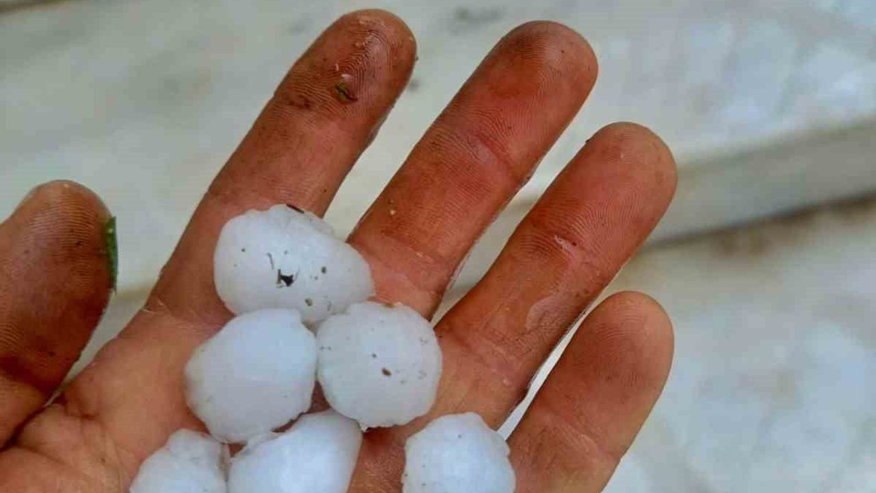Afyonkarahisar'da sağanak ve dolu ekili arazilere zarar verdi