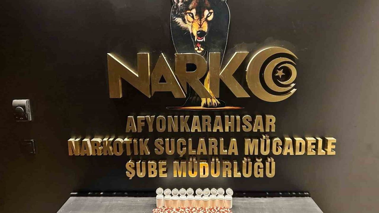 Afyonkarahisar’da uyuşturucu operasyonunda peçeteye emdirilmiş maddeler ve 508 sentetik ecza ele geçirildi