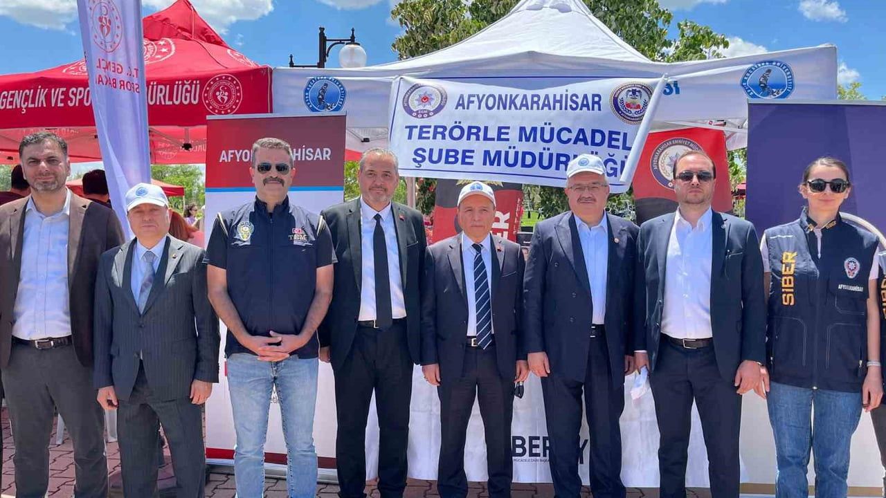 Afyonkarahisar Emniyeti 'El Ele Güvenli Geleceğe' ile üniversite gençlerini terör tuzaklarına karşı bilgilendirdi