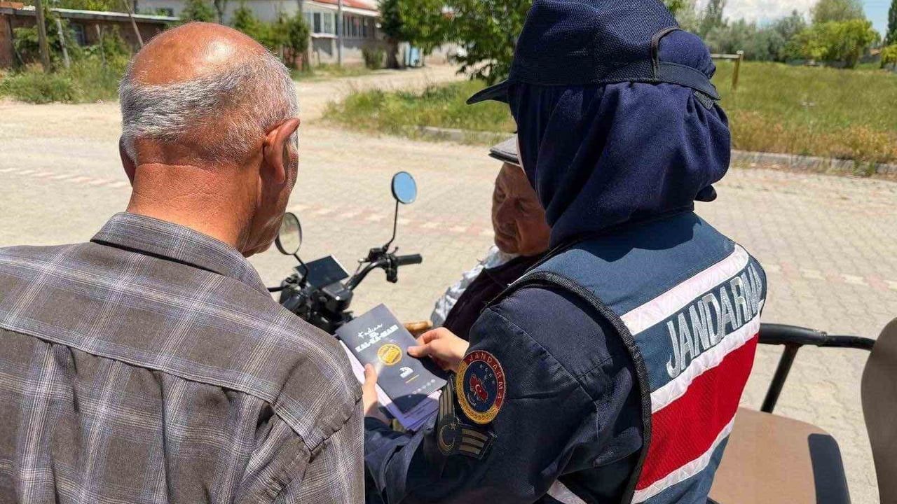 Afyonkarahisar Jandarması 282 vatandaşa 'Kadına El Kal-ka-maz ve KADES Uygulaması' eğitimi verdi