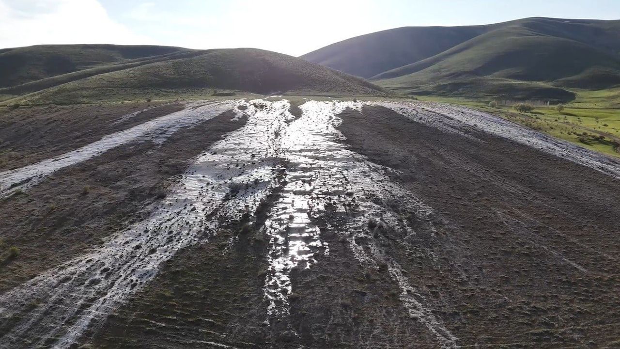Ağ Nene Tepesi (Otlukbeli): Mayıs’ta Yüzeye Çıkan Mineral Suyu ve Traverten Oluşumları