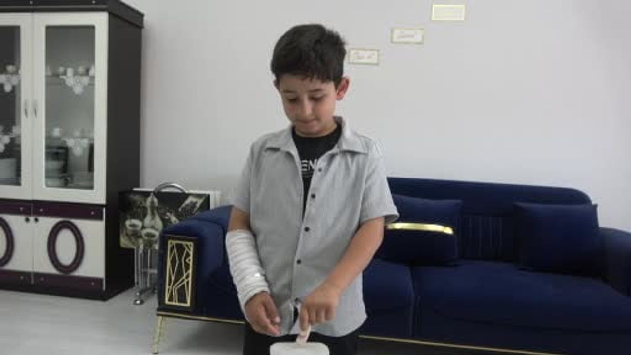 Ağrı'da 9 yaşındaki Musab Ali Kok harçlıklarını Filistinli çocuklara bağışlıyor
