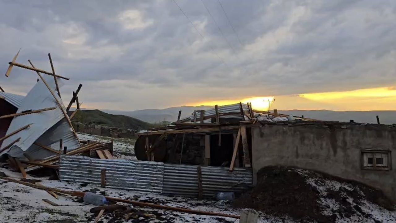 Ağrı’da dolu ve şiddetli rüzgar bir evin çatısını uçurdu
