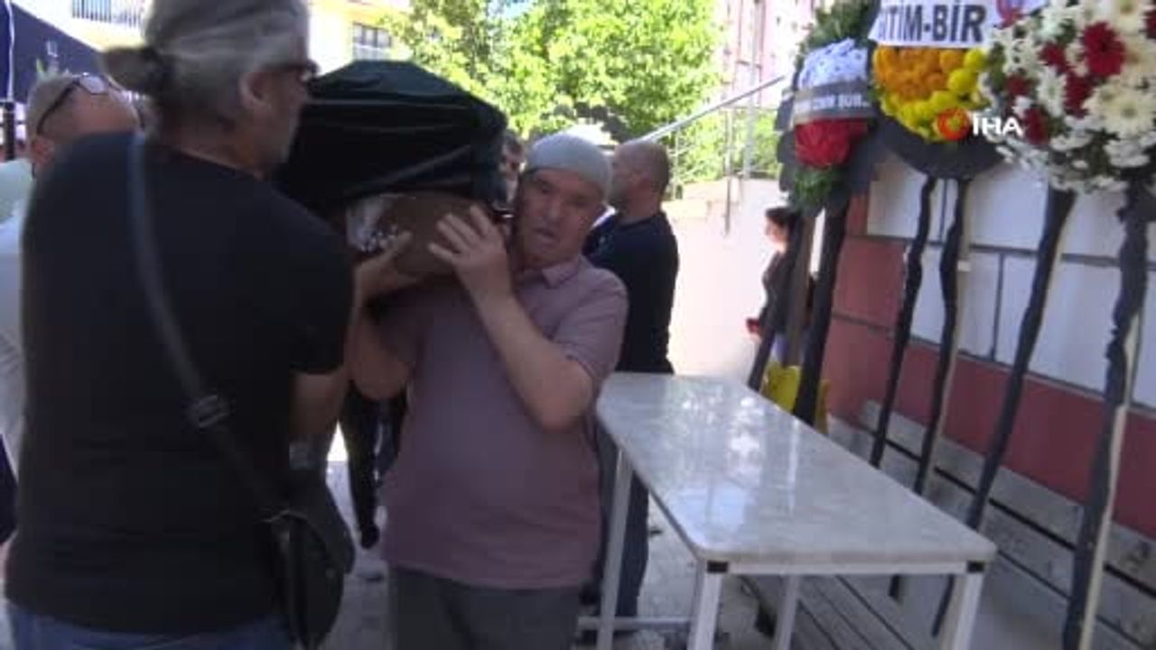 Ağrı'da evinde ölü bulunan ana sınıfı öğretmeni Irmak Ayşe Koparan İzmir'de toprağa verildi