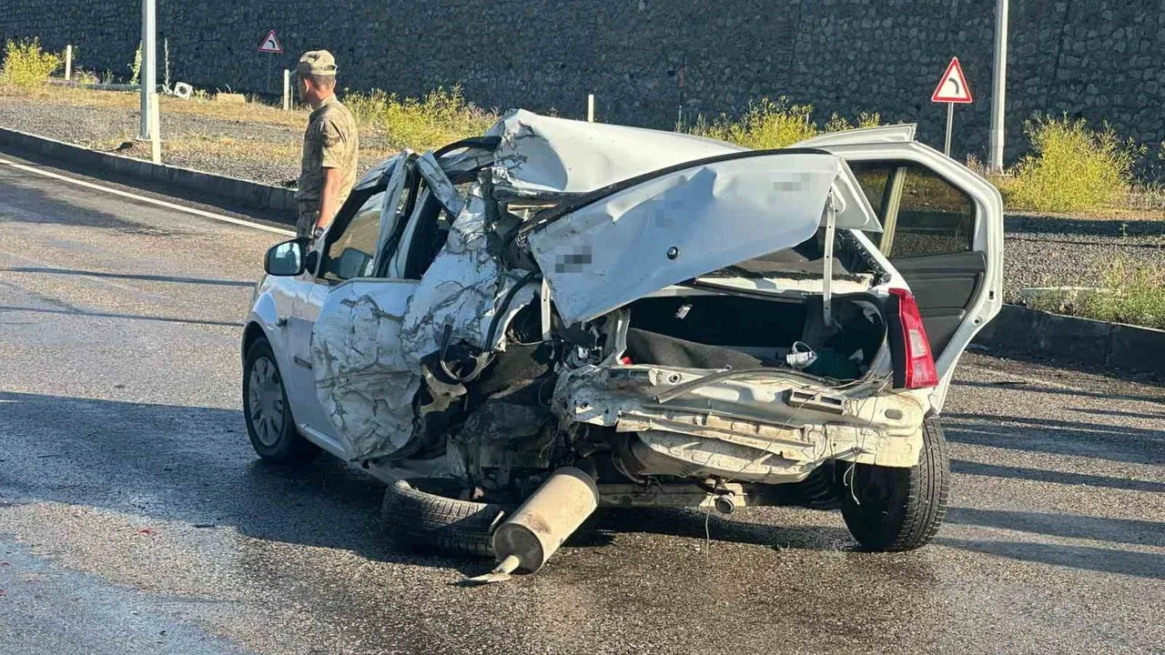 Ağrı'da kırmızı ışıkta duran otomobile arkadan çarpan kamyonet: 2 yaralı
