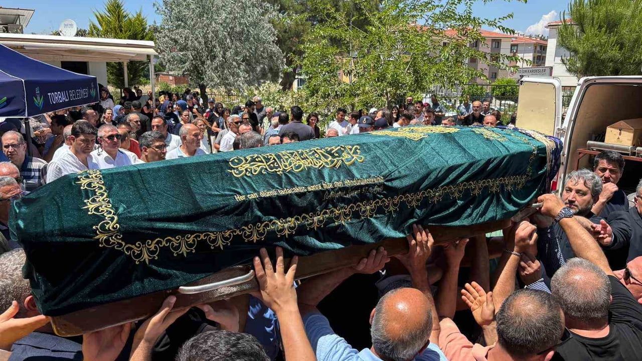 Ağrı’da ölü bulunan öğretmen Ayşe Irmak Koparan, Torbalı’da son yolculuğuna uğurlandı