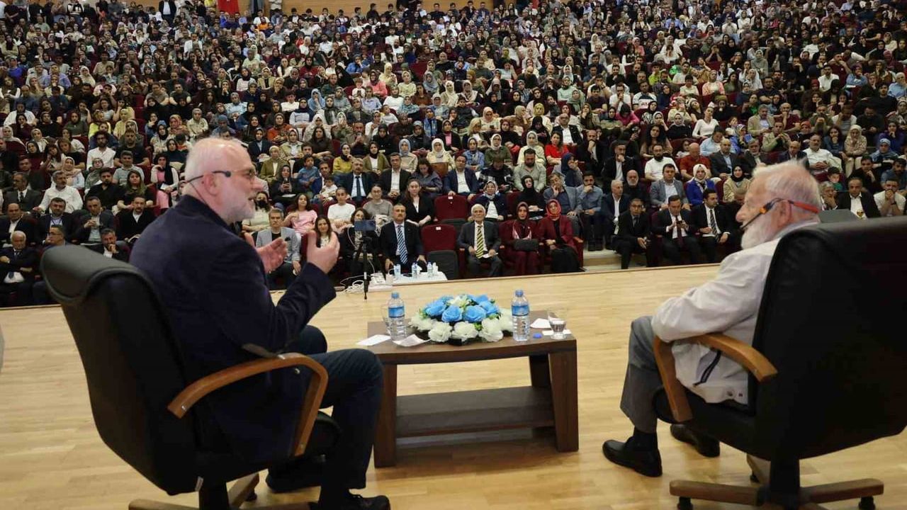 Ağrı’da Prof. Dr. Ökten ve Prof. Dr. Sayar’ın söyleşisi yoğun ilgi gördü