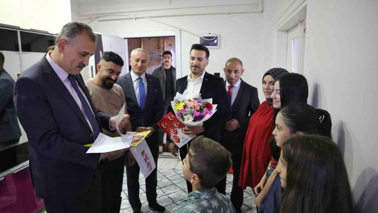 Ağrı valisi Önder Bozkurt evde eğitim alan Elif Havva'nın karne sevincine ortak oldu