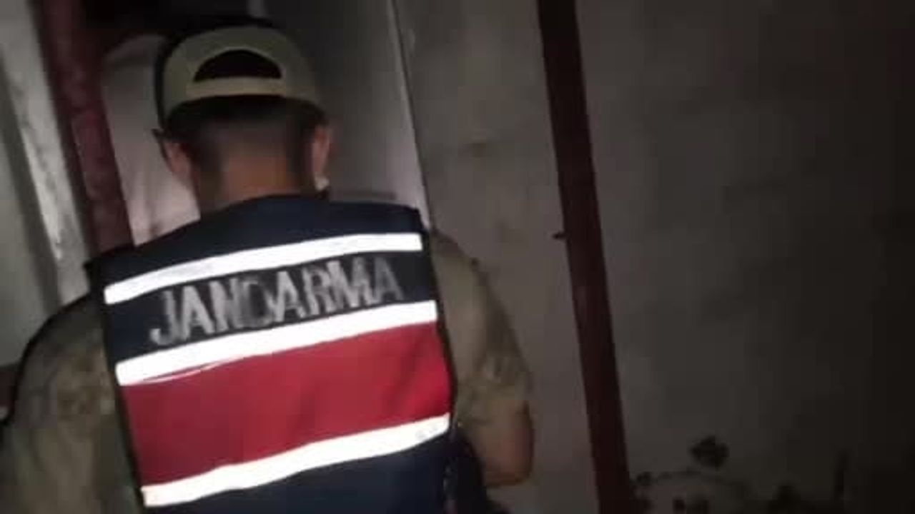 Ahırda saman içinde 2 kilo 422 gram metamfetamin ele geçirildi