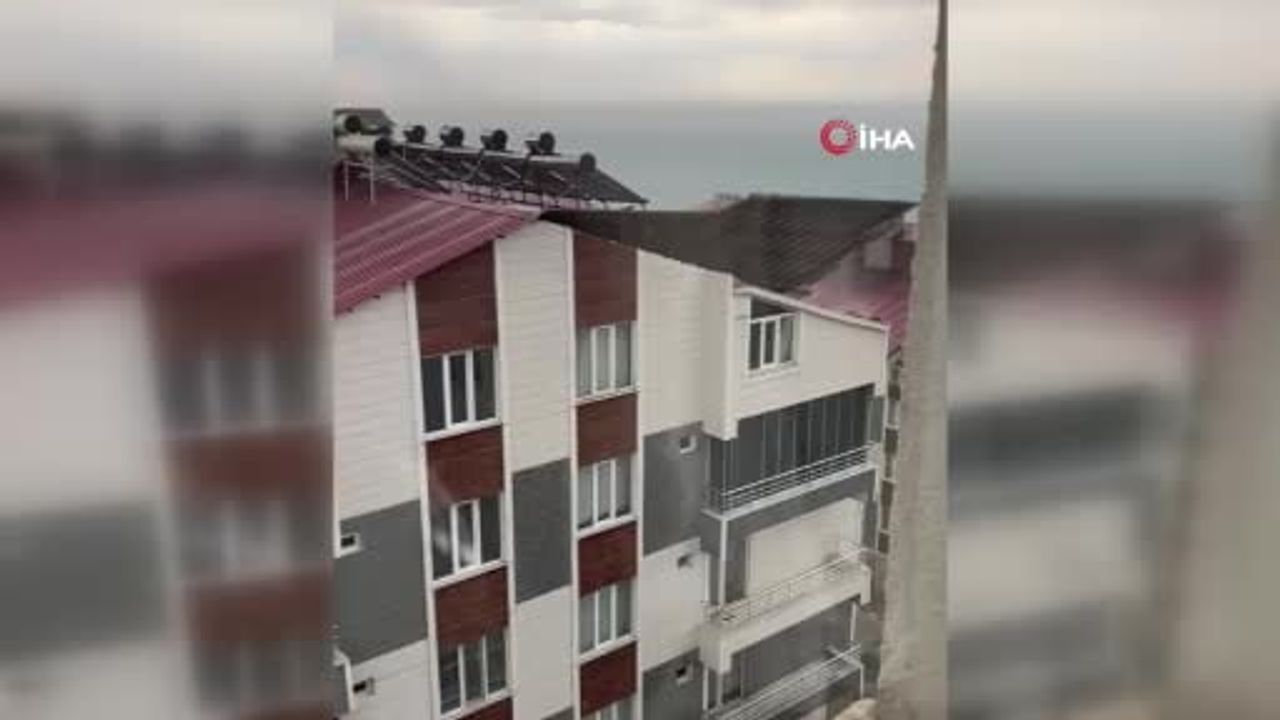 Ahlat’ta fırtına bir binanın çatısını uçurdu