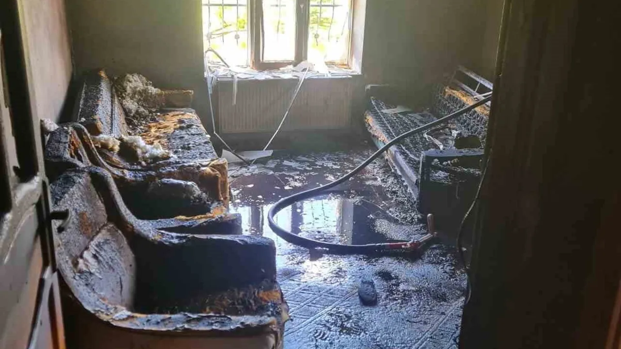 Ahlat'ta İki Katlı Evde Yangın: 63 Yaşındaki Kadın Ağır Yaralandı
