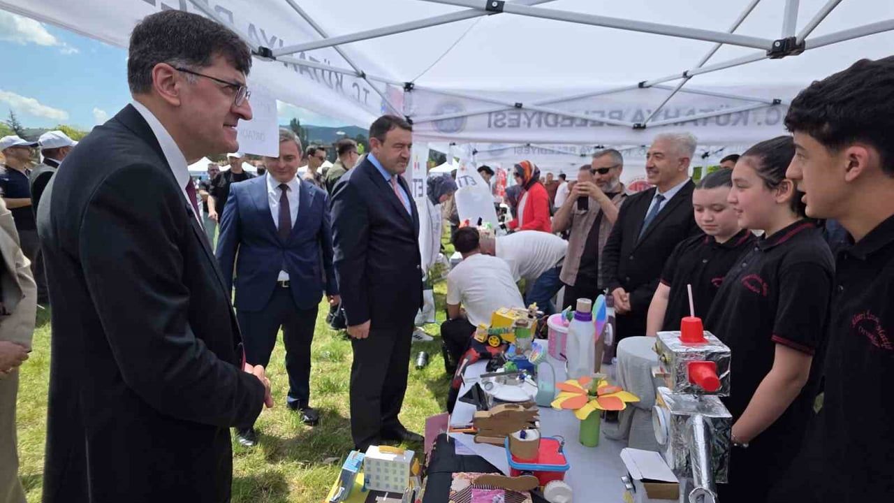 Ahteri İmam Hatip Ortaokulu öğrencilerinin geri dönüşüm projeleri Çevre Haftası'nda sergilendi