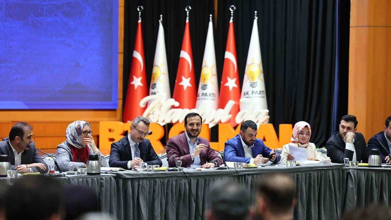 AK Parti İstanbul'da 39 ilçede üye buluşması: 5 ayda 50 bin yeni üye