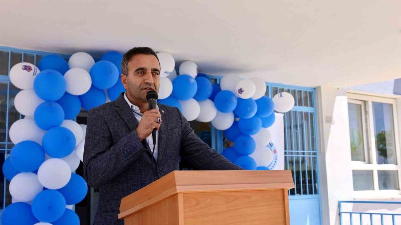 Akçadağ'da Akçadağ Ceza İnfaz Kurumu atölyelerinde yenilenen okul sıraları öğrencilere teslim edildi