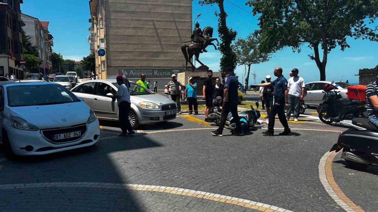 Akçakoca Çuhalı Kavşağında Otomobil ile Motosiklet Çarpıştı: 1 Yaralı