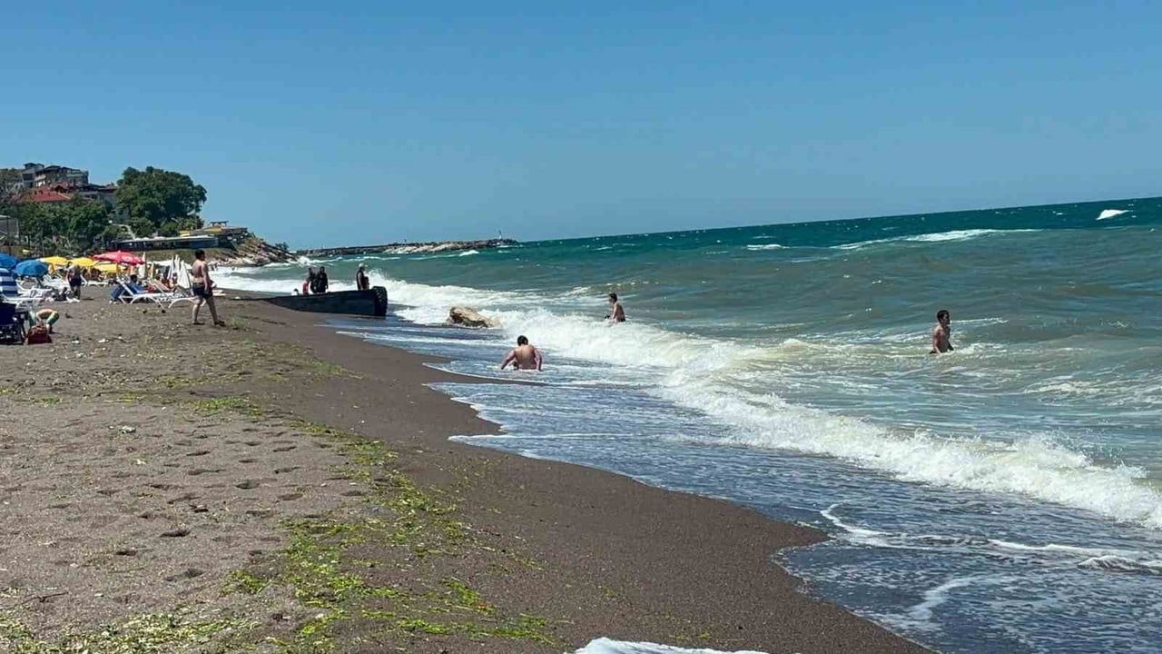 Akçakoca'da dalga boyu 2 metreyi aştı