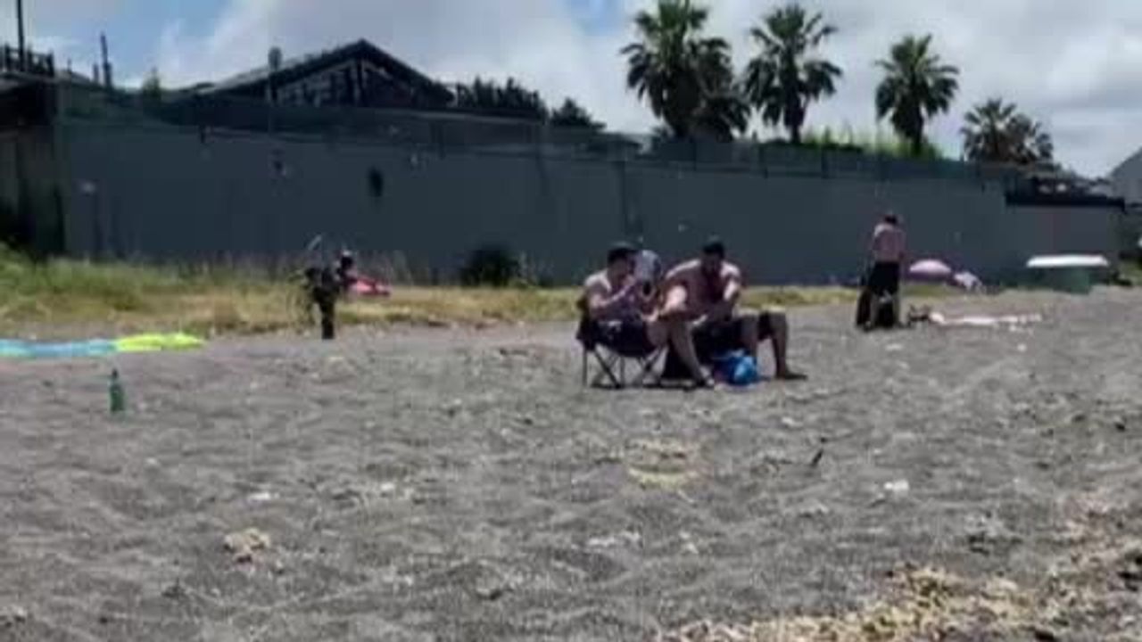 Akçakoca'da kontrolden çıkan motorlu paraşüt plajda 3 kişinin yaralanmasına yol açtı