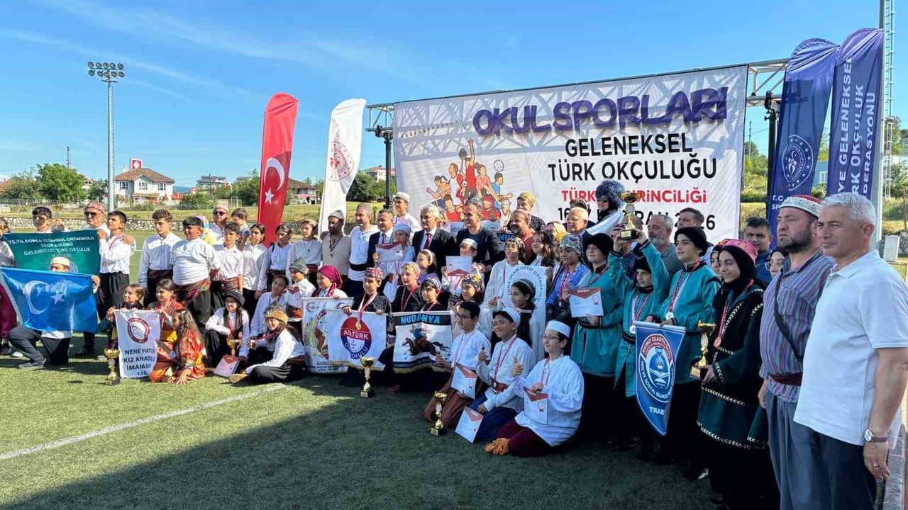 Akçakoca'da okul sporları geleneksel Türk okçuluğu Türkiye birinciliği sona erdi