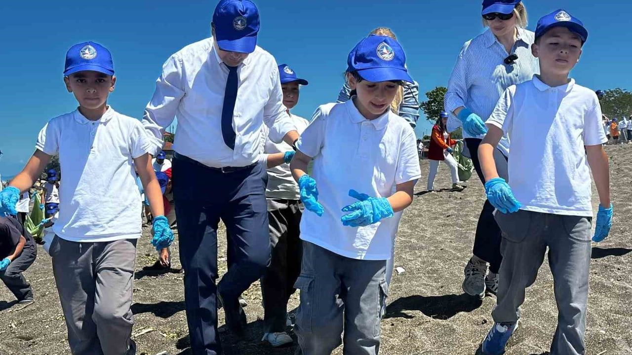 Akçakoca'da 'Temiz Deniz, Temiz Sahil' Etkinliğinde Dalgıçların 5 Dakikalık Dalışıyla Çıkarılan Atıklar Farkındalık Yarattı