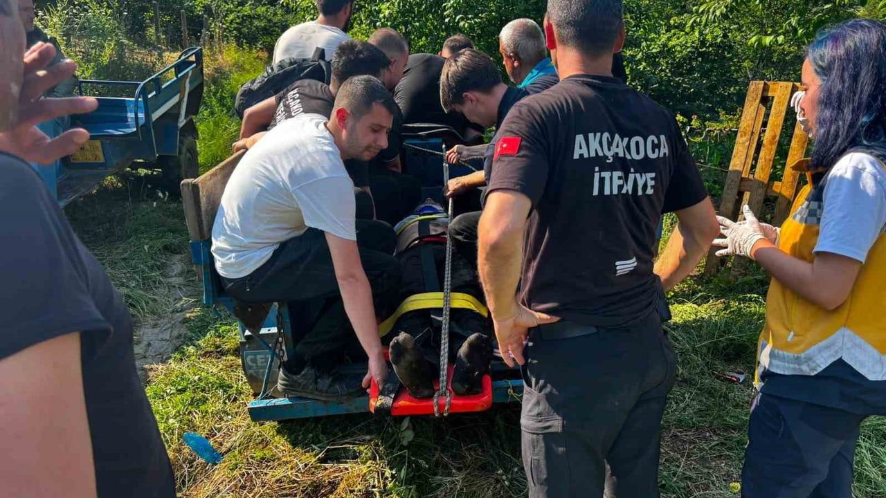 Akçakoca'da traktör devrildi: sürücü yaralandı, ekipler güçlükle ulaştı