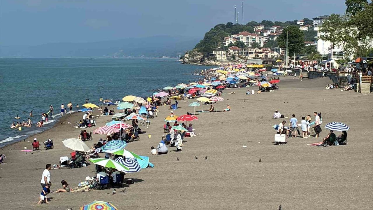 Akçakoca sahillerinde sıcak hava denize ilgiyi artırdı; hafta sonu orta yoğunluk görüldü