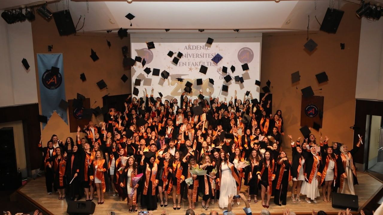 Akdeniz Üniversitesi Fen Fakültesi 2025-2026 Mezuniyet Töreni: Temel Bilimlerin Rolü Vurgulandı