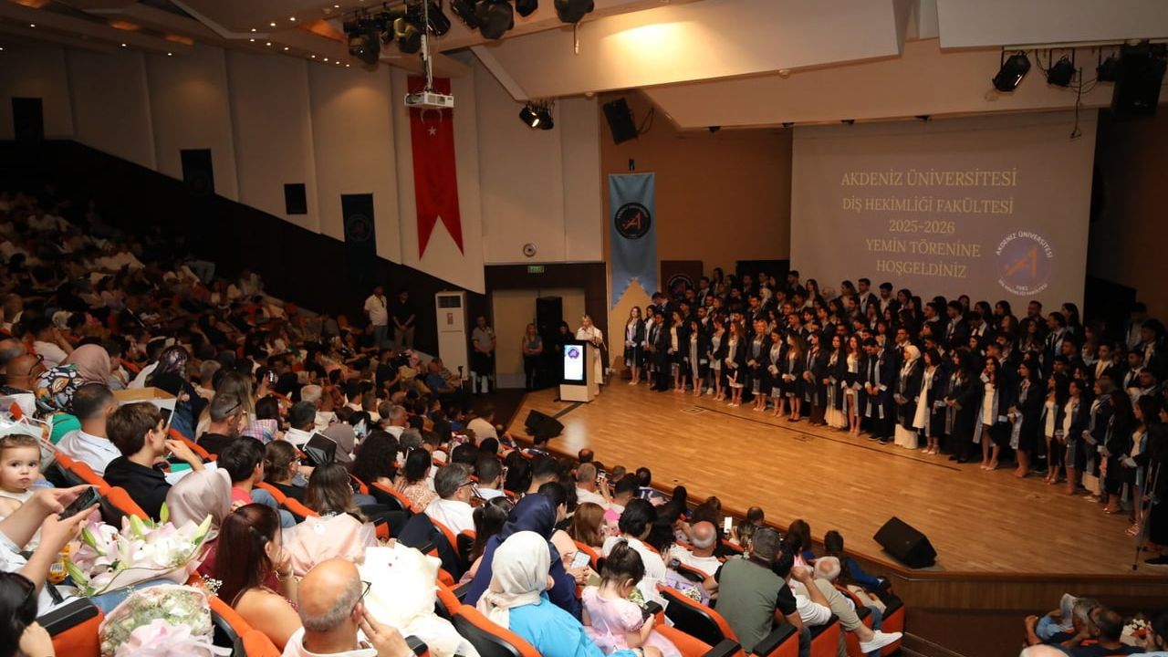 Akdeniz Üniversitesi'nde diş hekimleri mezun oldu